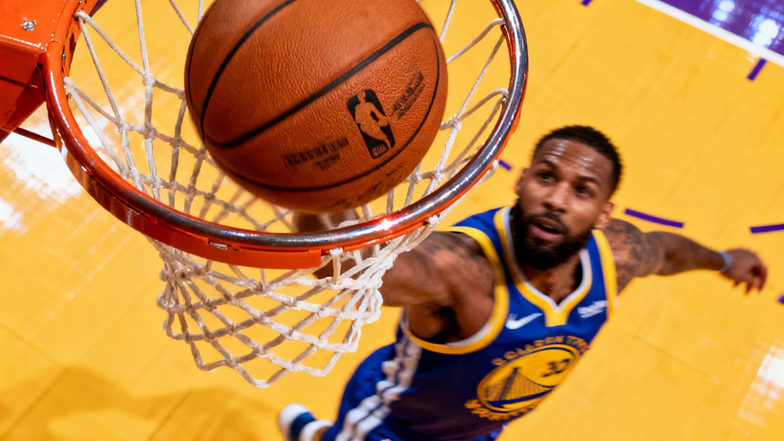 NBA常规赛湖人vs勇士精彩扣篮集锦封面，飞身暴扣瞬间定格，篮球与篮筐碰撞的特写镜头。